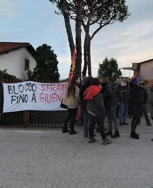 «Sospendete gli sfratti sul territorio apuano»