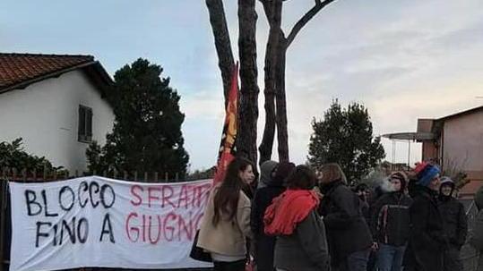 «Sospendete gli sfratti sul territorio apuano»