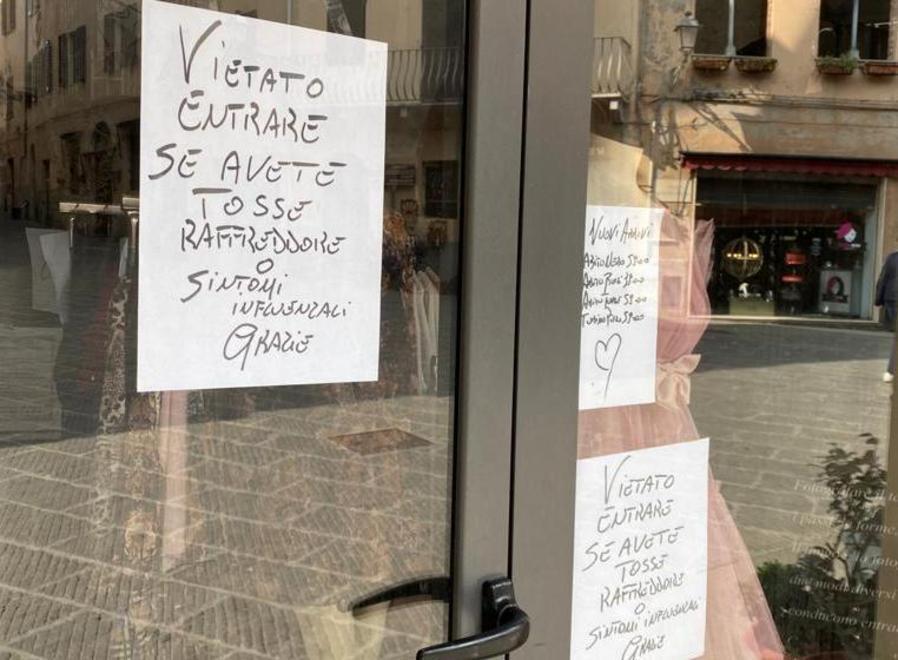 Cartelli esposti in vetrina Le attività commerciali al tempo del Coronavirus