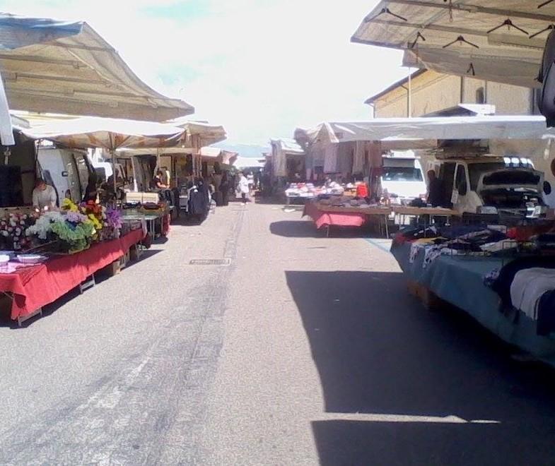 «Il mercato ambulante svolto a Tirrenia come se niente fosse»