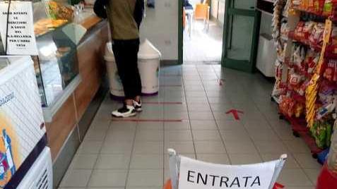 Impianti chiusi e al bar si entra in due per volta