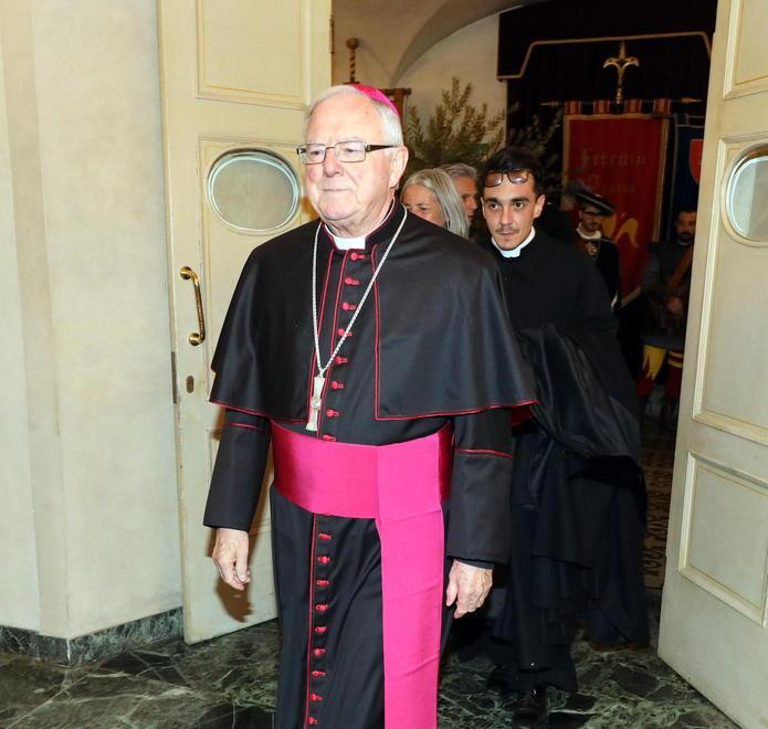 Niente messe, e ai funerali benedizione in forma privata