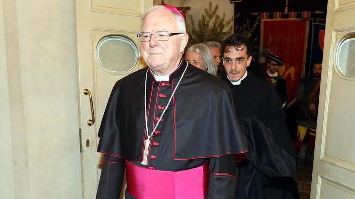 Niente messe, e ai funerali benedizione in forma privata