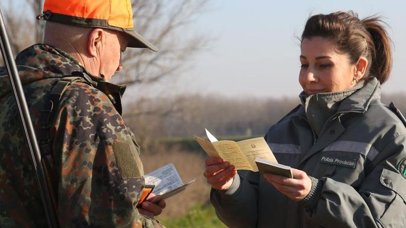Distanze non rispettate e tesserini irregolari Caccia, raffica di multe