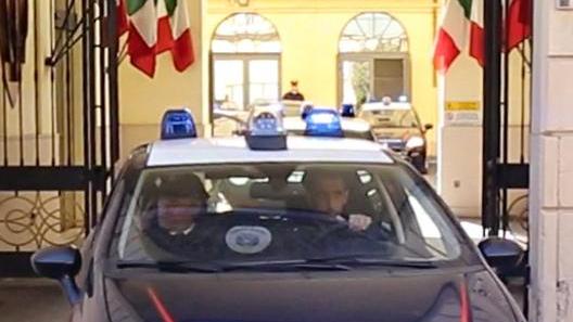 Calci e pugni ai carabinieri Ubriaco arrestato al bar