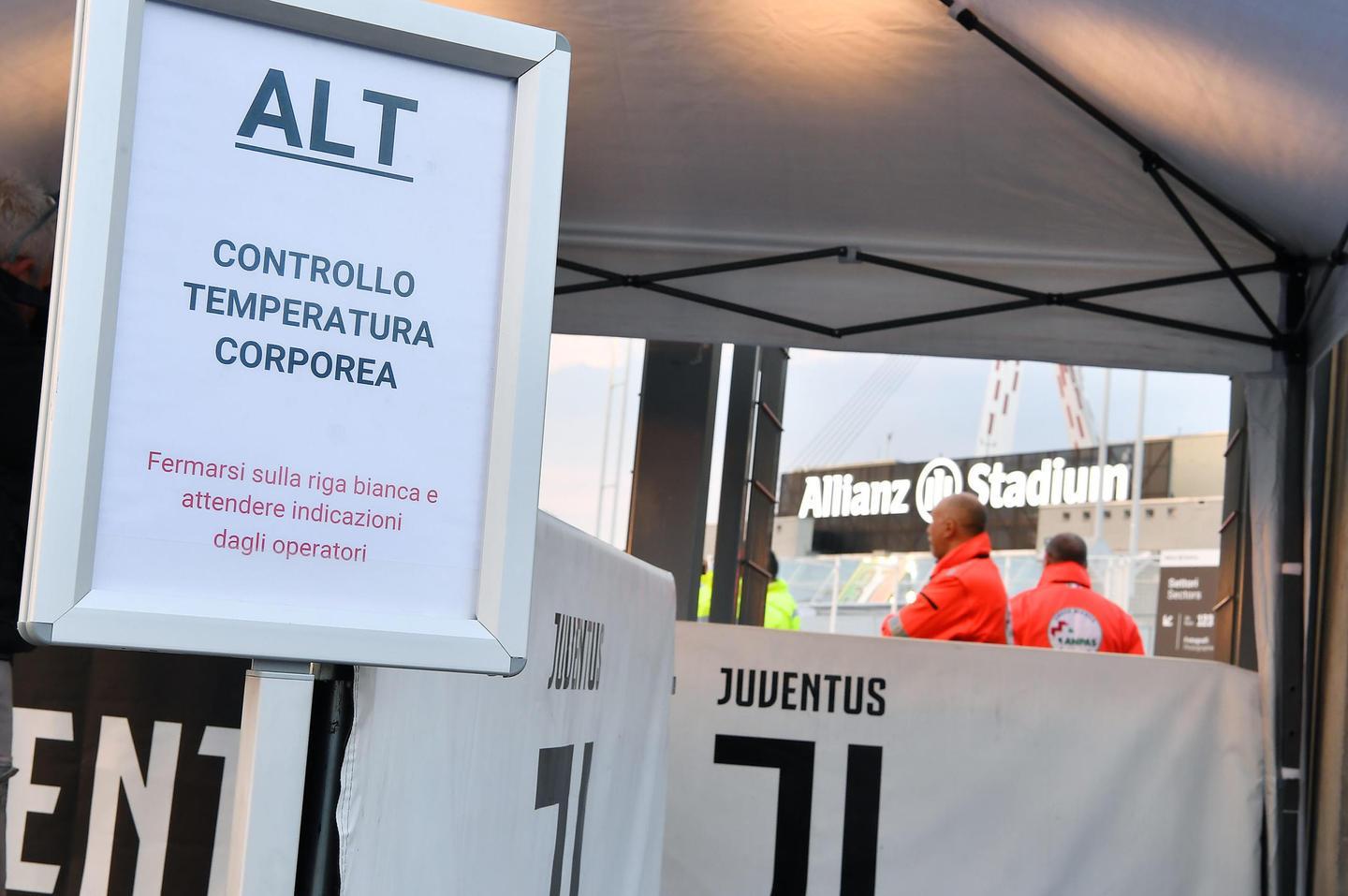 Domenica surreale gli stadi senza tifosi 