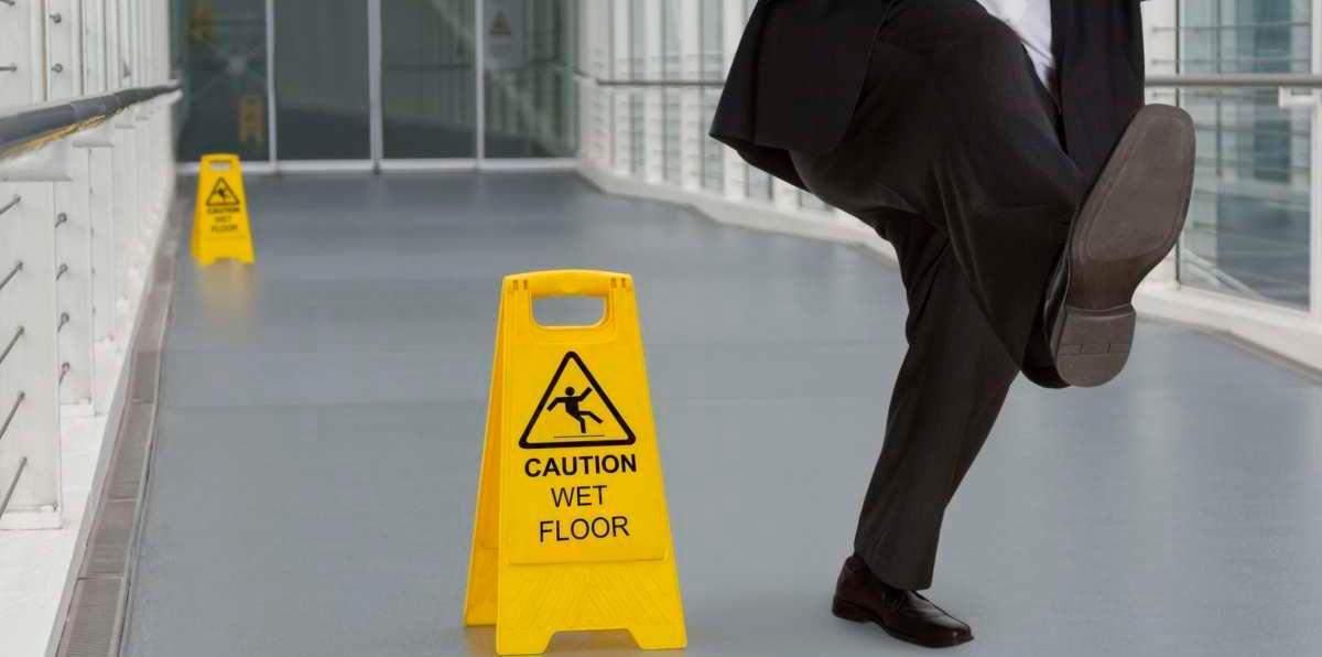 Alghero: cade nel condominio, va risarcito 