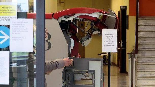 La macchina per pagare i ticket divelta dai ladri al distretto Asl di Empoli
