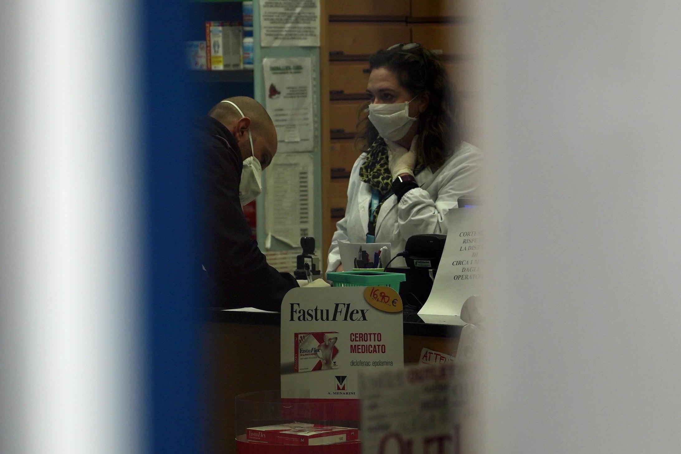 Anziano si accascia e muore in farmacia: scatta un assurdo panico per il virus