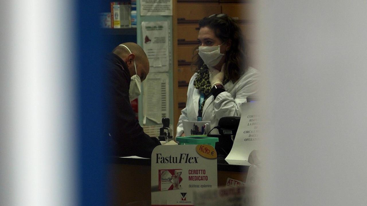 Anziano si accascia e muore in farmacia: scatta un assurdo panico per il virus