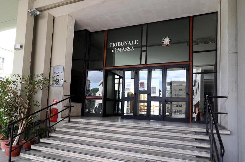Calci e schiaffi alla moglie e al figlio. Arrestato, prova a ferire anche i poliziotti 