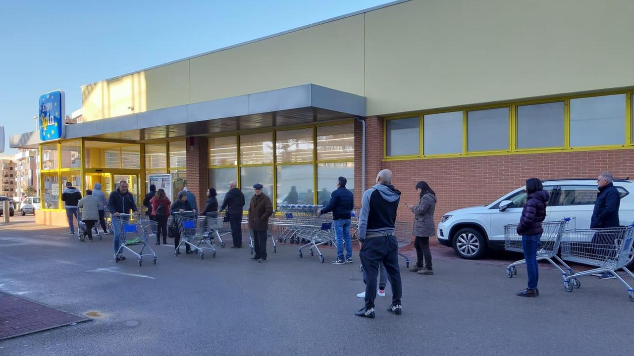 La fila in un supermercato a Sassari