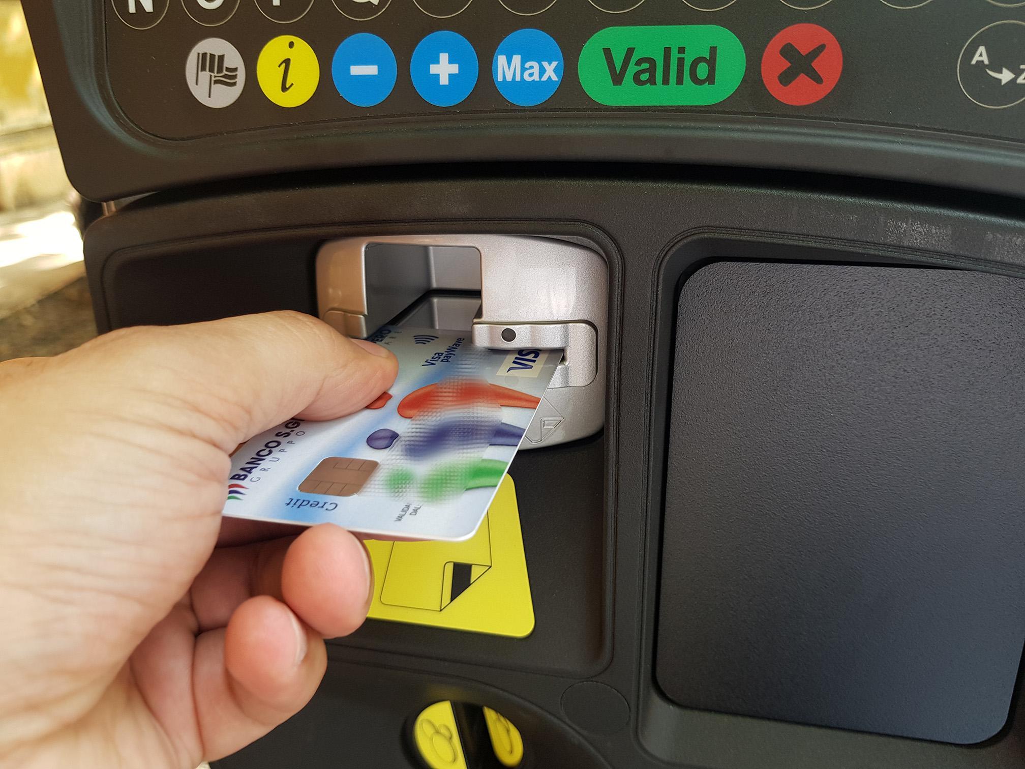 Copparo, colf ruba il bancomat al suo datore di lavoro e preleva 240 euro: arrestata dai carabinieri