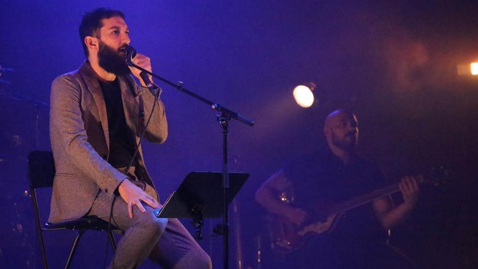 Musica e poesia in streaming contro il coronavirus. Il regalo di Brondi ai suoi fan