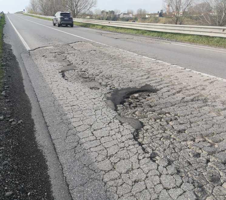 Slalom tra buche e sassi, sorpassi e salti di corsia sull’asfalto-groviera - Foto