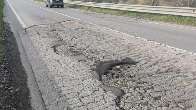 Slalom tra buche e sassi, sorpassi e salti di corsia sull’asfalto-groviera - Foto