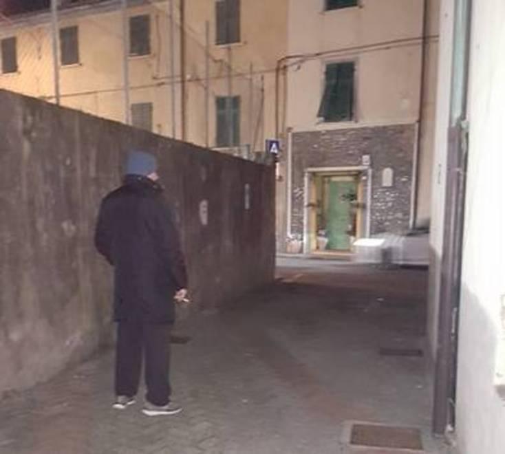 Lo spazio condiminiale utilizzato dai giovani come "gabinetto"