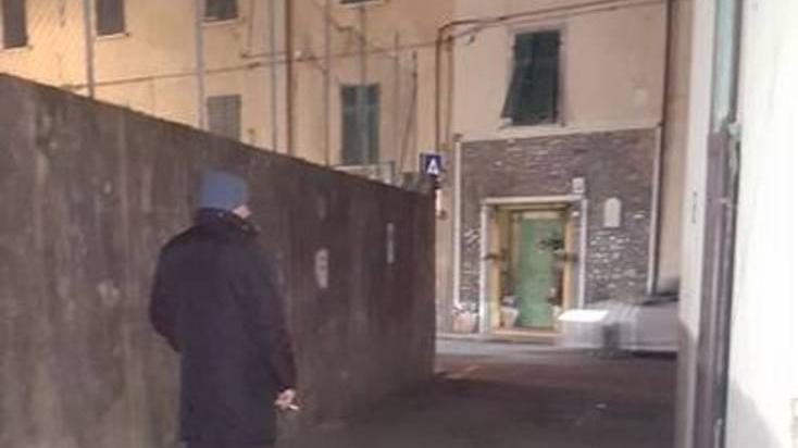 Lo spazio condiminiale utilizzato dai giovani come "gabinetto"