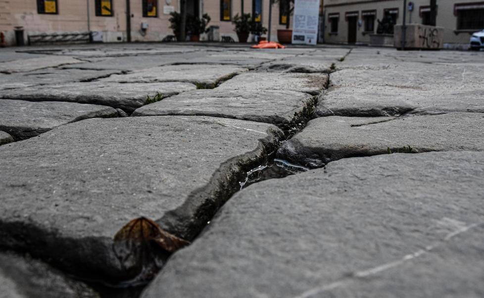 La pavimentazione è tutta in malora: e se in centro storico tornasse l’asfalto? 
