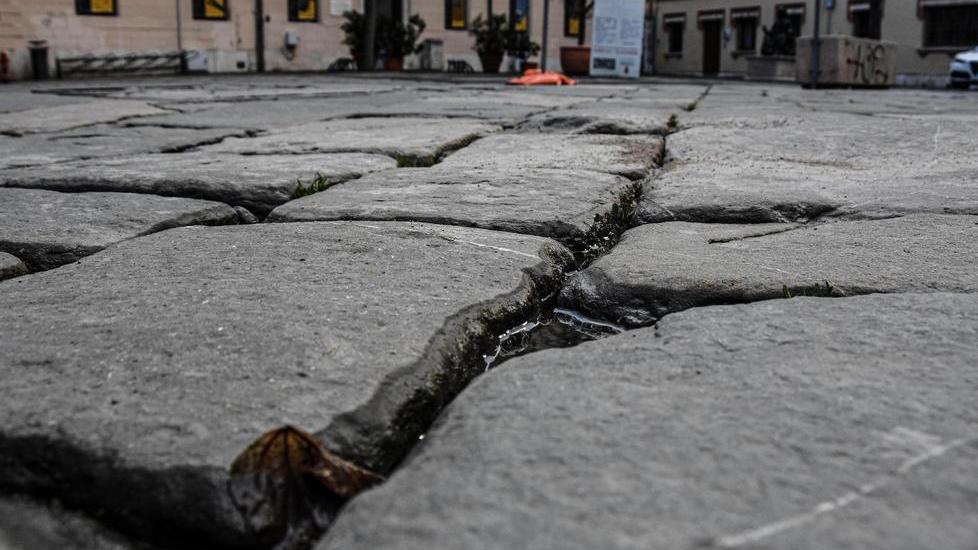 La pavimentazione è tutta in malora: e se in centro storico tornasse l’asfalto?