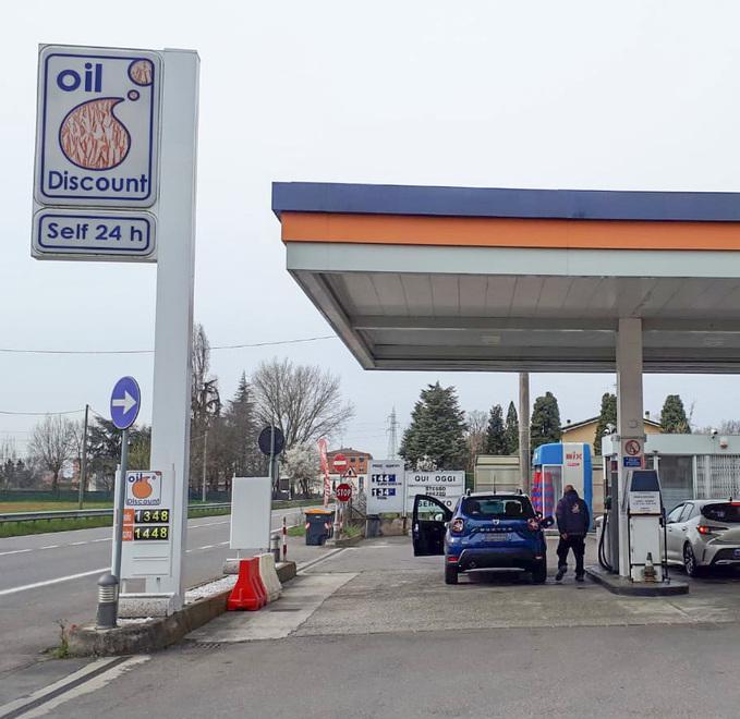 Modena, rapina il benzinaio e poi gli spara... a salve 