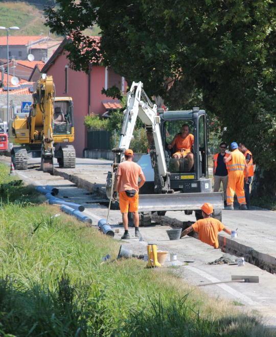 Operai al lavoro per cambiare i tubi