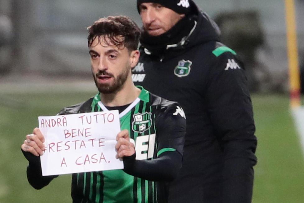 Caputo, gol e cartello «Restate a casa» Sassuolo, punti doc
