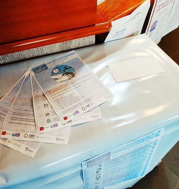 Rubato il gel lavamani all’entrata del municipio
