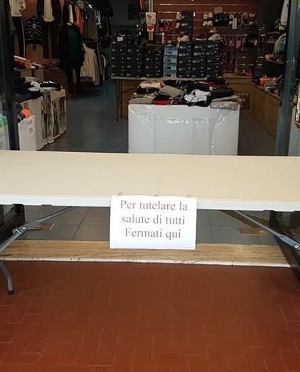 Gli acquirenti serviti fuori dal negozio