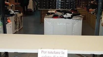 Gli acquirenti serviti fuori dal negozio