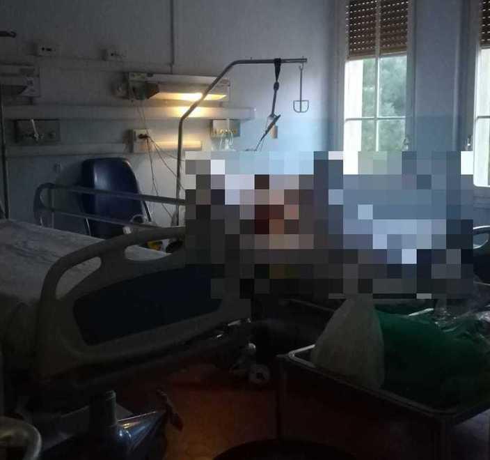 Il marito della 47enne isolata «Chiuso in casa con 4 cani» 
