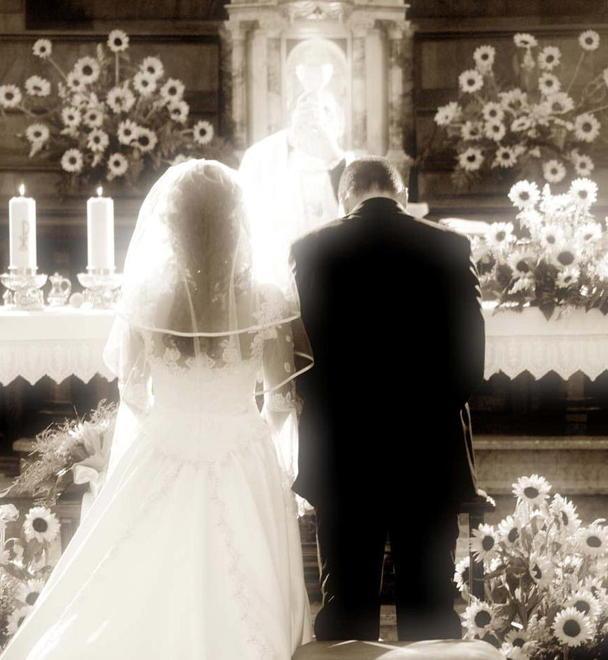 Altolà ai matrimoni in parrocchia Funerali (quasi) stop