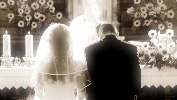 Altolà ai matrimoni in parrocchia Funerali (quasi) stop
