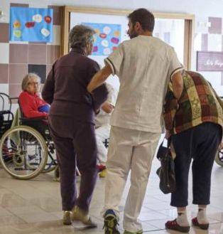 Visite alle case di riposo solo se autorizzati Contatti forse via Skype 