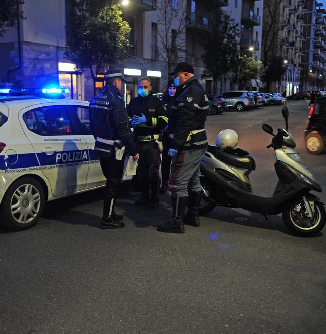 Scooterista fugge dopo un controllo e si ferisce 