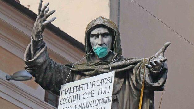 La statua di Savonarola con metro e mascherina