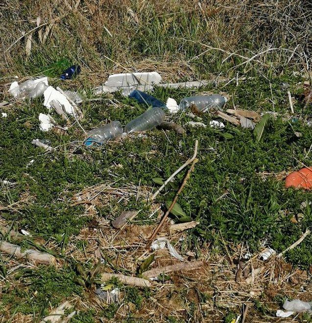 Ancora rifiuti abbandonati nella zona spiaggina
