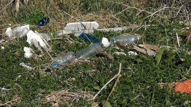 Ancora rifiuti abbandonati nella zona spiaggina