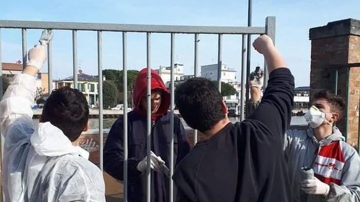 Il Remo Brindisi non si ferma I ragazzi verniciano il cancello