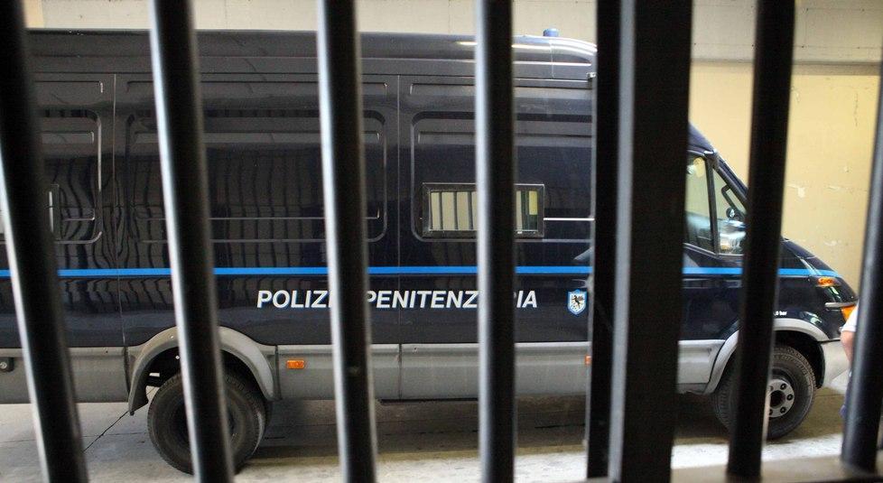 Gli agenti di polizia entrano in carcere