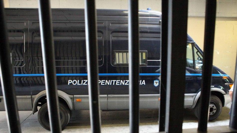 Gli agenti di polizia entrano in carcere