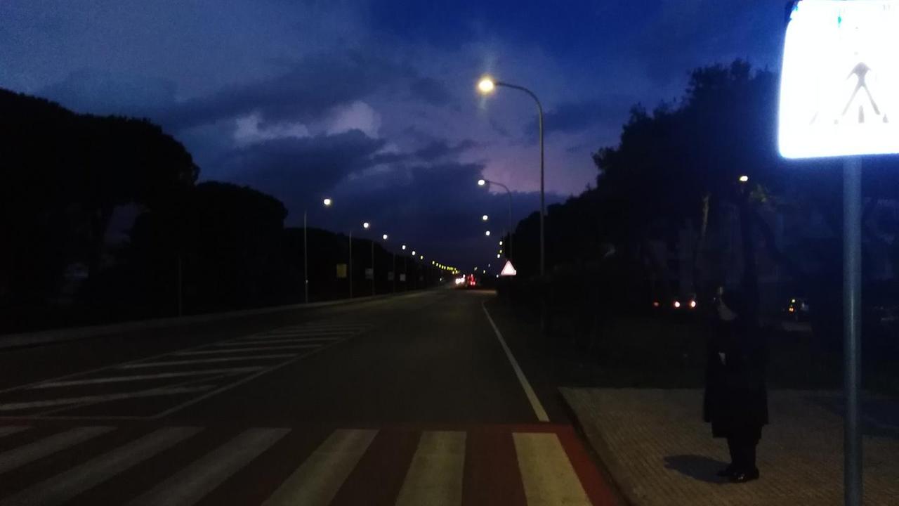 Un lungo tratto di via Sassari al buio 