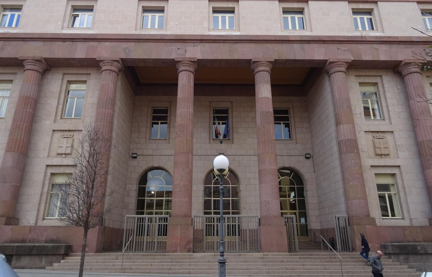 Malata sola tra i rifiuti marito e figlio rinviati a giudizio 