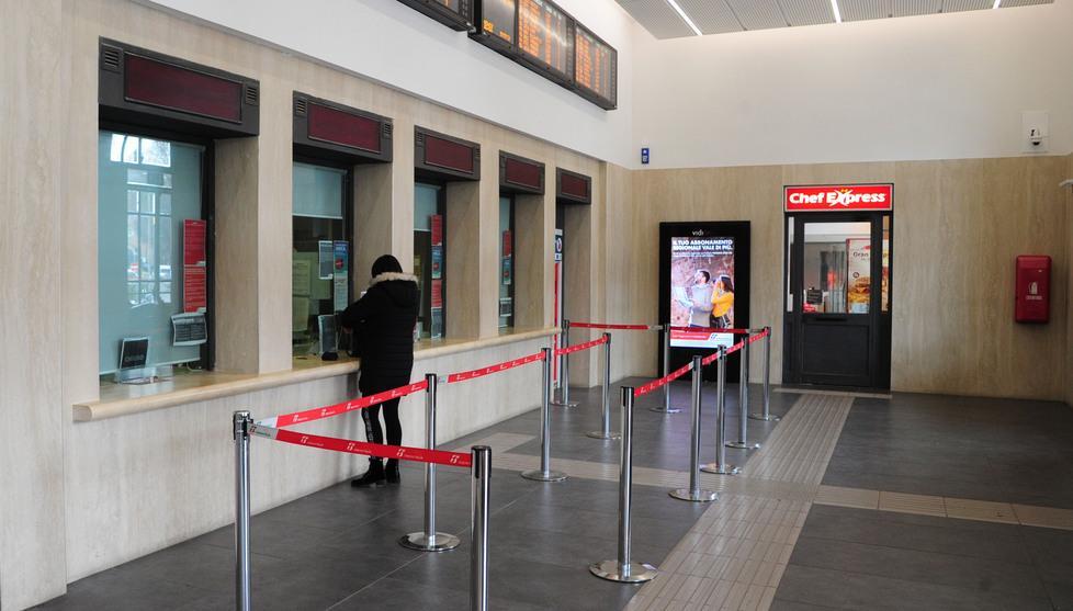 Stazione deserta a Modena «E sul treno non è passato il controllore» 