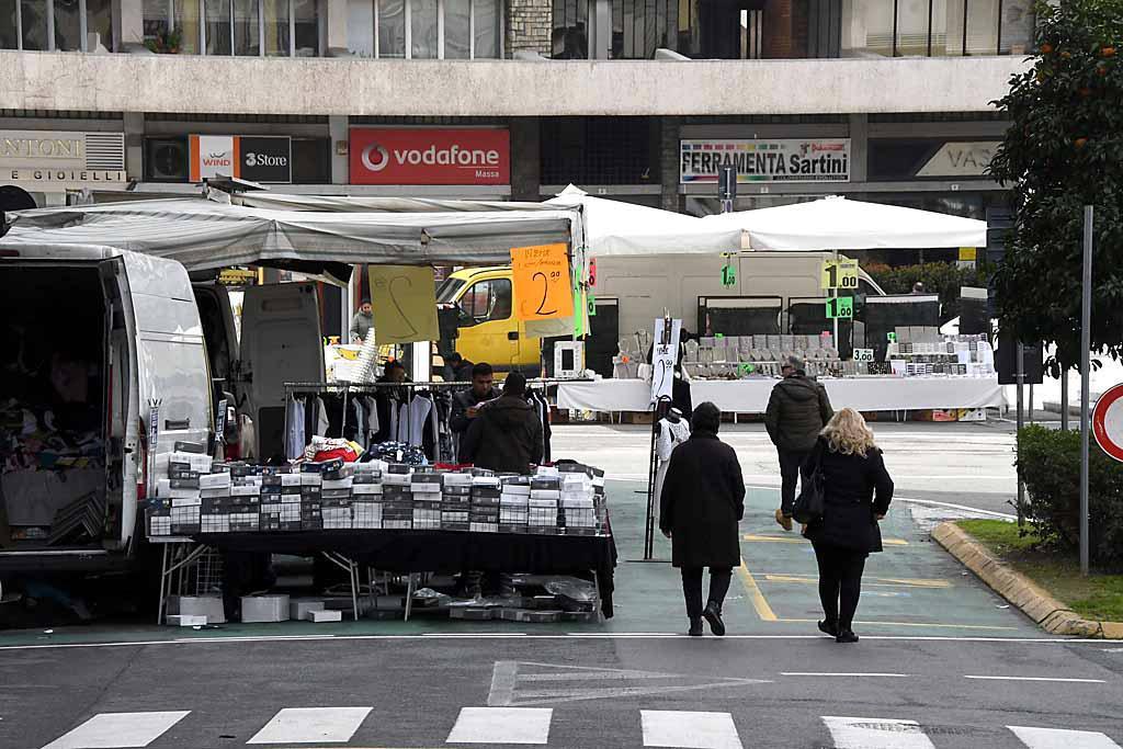 C'è il virus, ma a Massa il mercato si è fatto lo stesso. Il  sindaco: non potevamo evitarlo