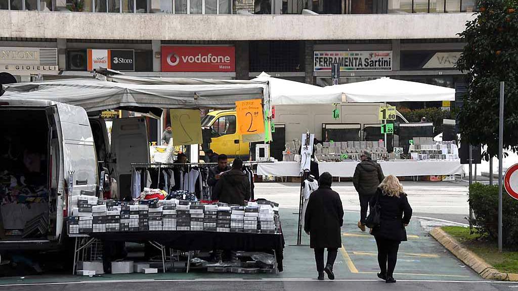 C'è il virus, ma a Massa il mercato si è fatto lo stesso. Il sindaco: non potevamo evitarlo