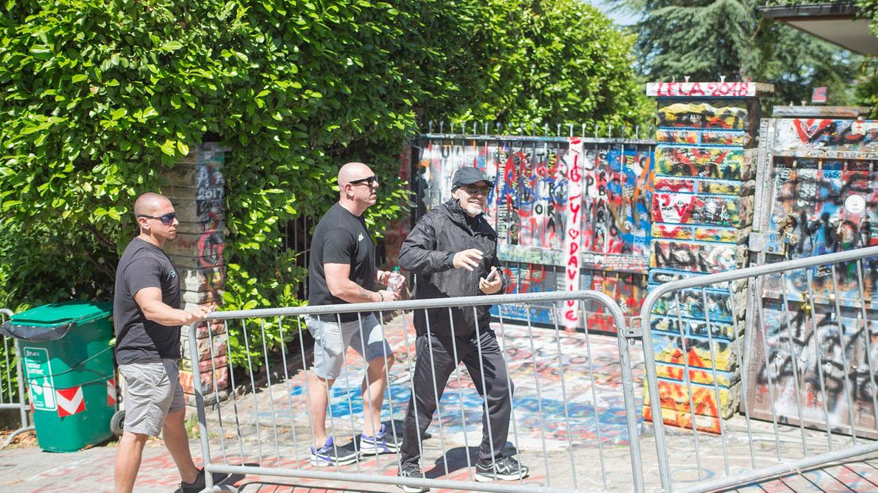 Coronavirus, Zocca, in 5 da Napoli per vedere la casa di Vasco: denunciati per violazione del decreto E il rocker è bloccato negli States