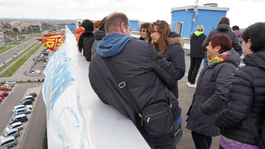 Piaggio, stop alla protesta: giù dal palazzo blu. L’obiettivo ora è la firma di 29 contratti