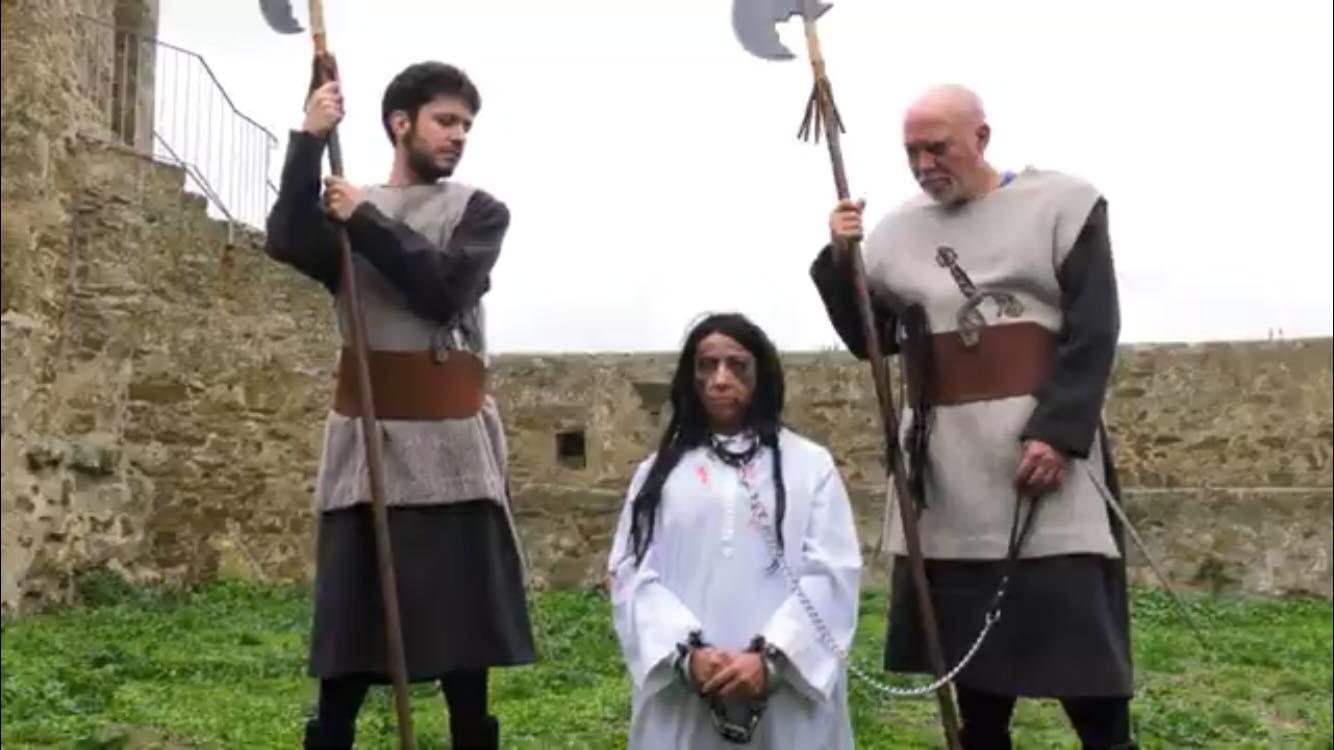 Una scena dal trailer del lungometraggio  "La Strega di Baratti", il processo al Castello di Populonia