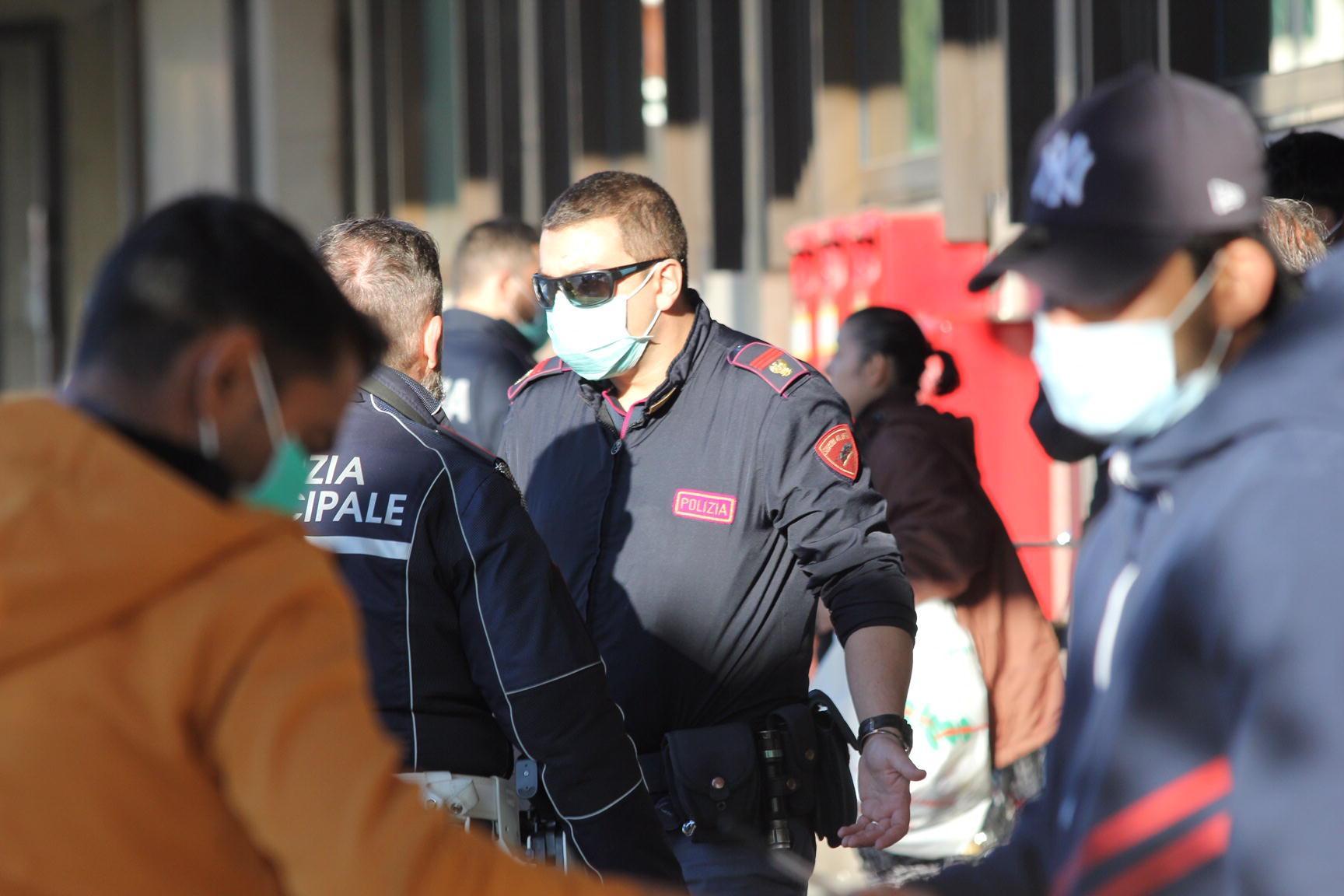 Controlli della polizia davanti alle Poste